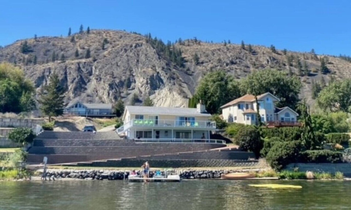 Oroville House | Lakeside Retreat