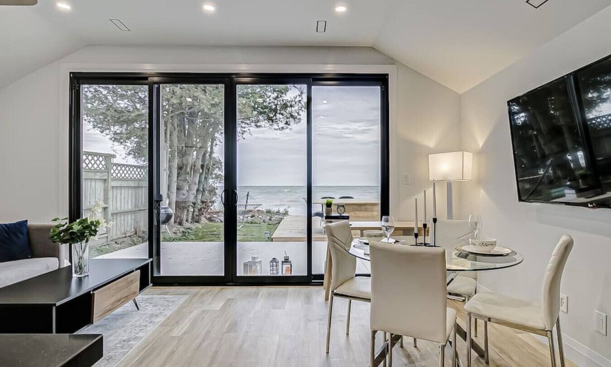 Bowmanville House | *Lakeside Retreat: Viva La Vida*