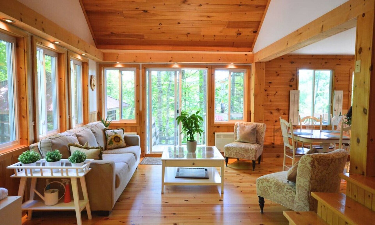 Leslie-Clapham-et-Huddersfield House | Lakeside Retreat with Hot Tub and Bunkie. Sleeps 10