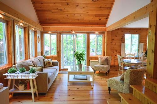 Leslie-Clapham-et-Huddersfield House | Lakeside Retreat with Hot Tub & Bunkie