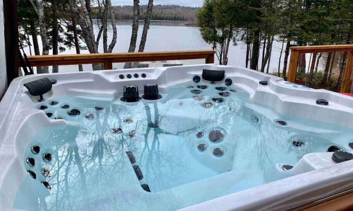 Smiths Corner House | Lakeside Retreat with Hot Tub