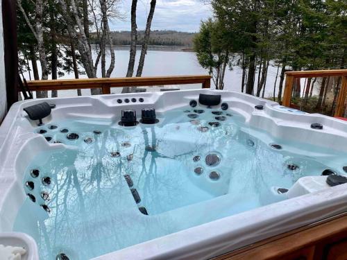 Smiths Corner House | Lakeside Retreat with Hot Tub