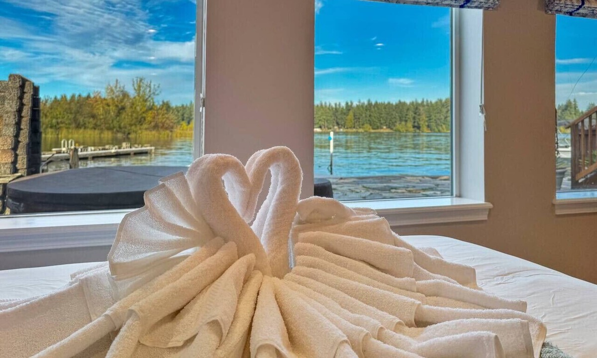 Fort Lewis House | Lakeside Studio Getaway | Hot Tub & Dock Access