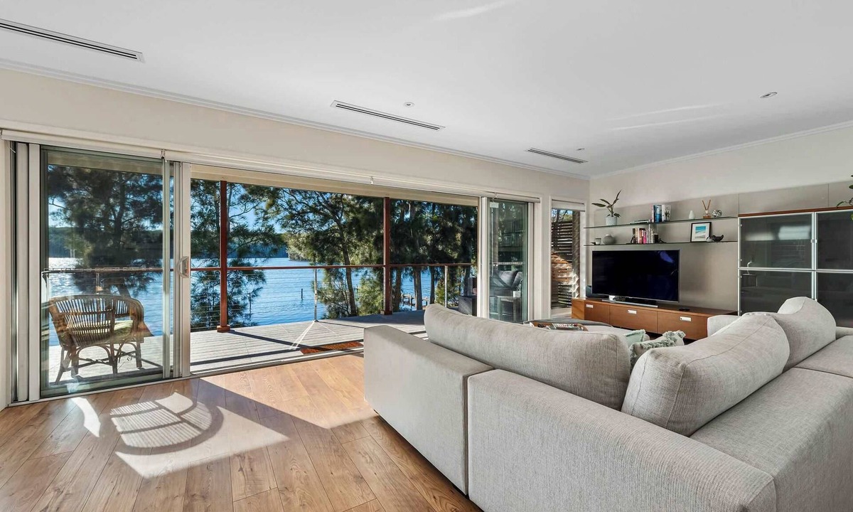 Kings Point House | Lakeside Summary: Thr