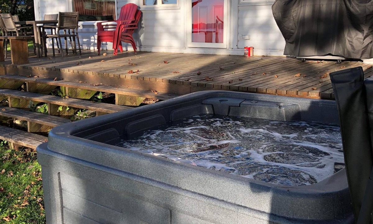 Alburg Cottage | Lakeside Sunset Cottage & Hot tub