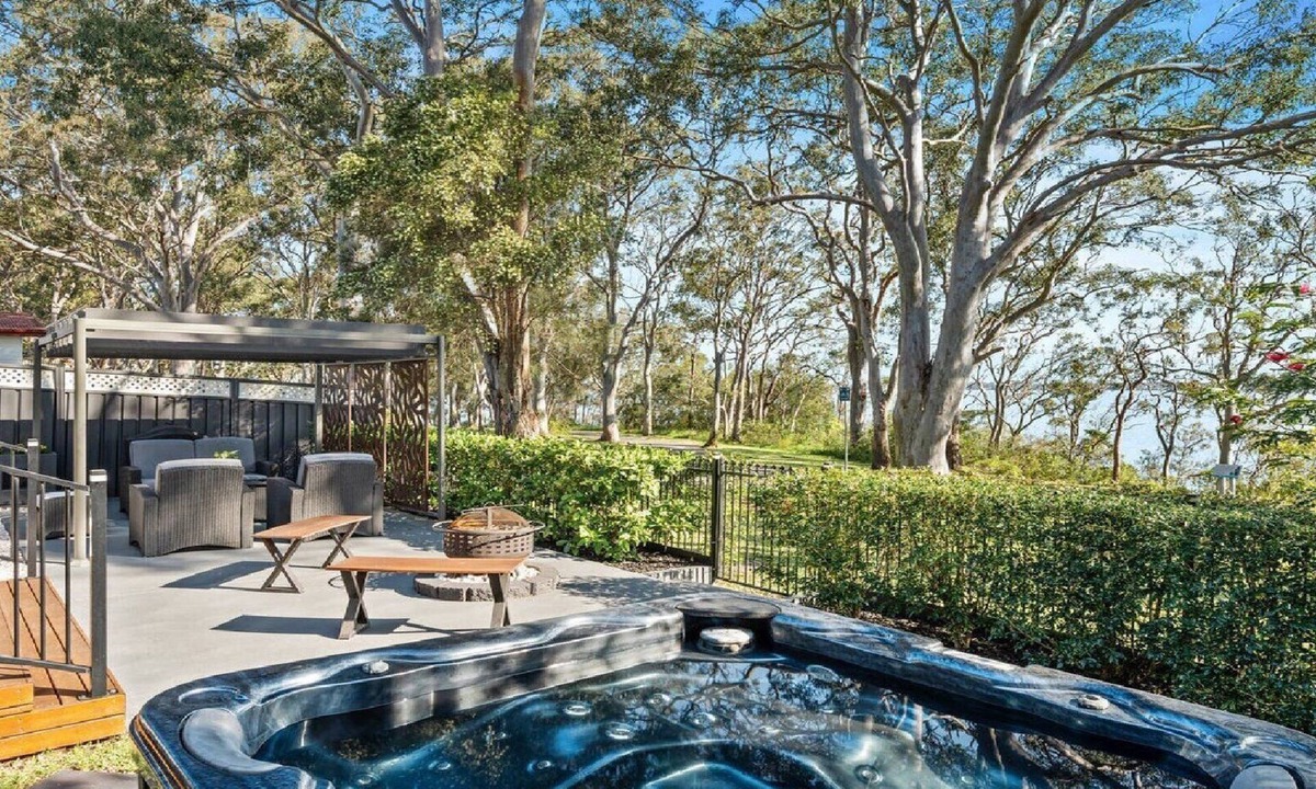 Buff Point House | LAKESIDE SUNSET RETREAT