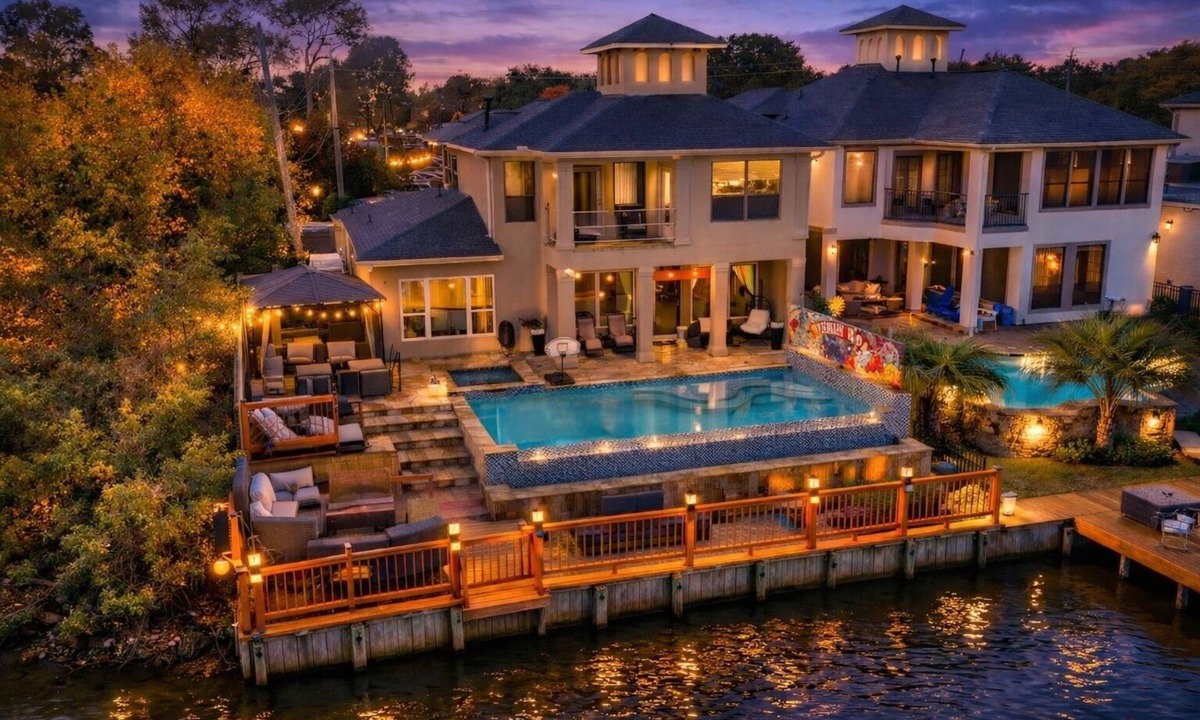 El Lago House | Lakeside