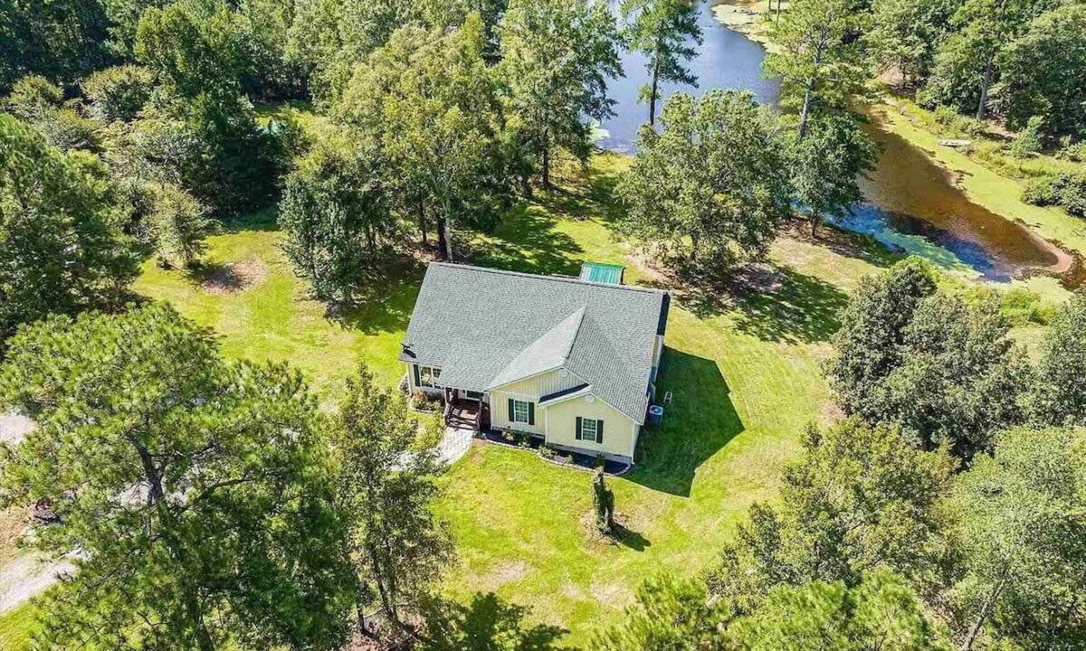 Harlem House | Lakeside Villa Retreat 5-Bedroom Oasis with 6 TVs, 3-Acres of Waterfront, Fishing & Canoe Adventures!