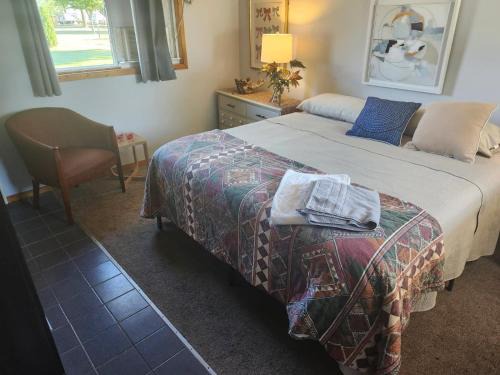 Romney Hotel | Lakeside Village Park Motel