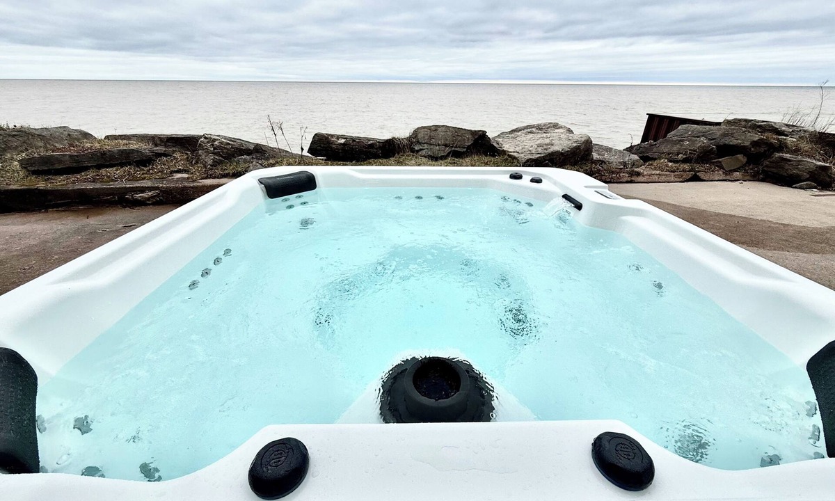 Hilton House | Lakeside Zen Spa Retreat - Sauna, Jacuzzi, Massage Chairs, Red Light Therapy
