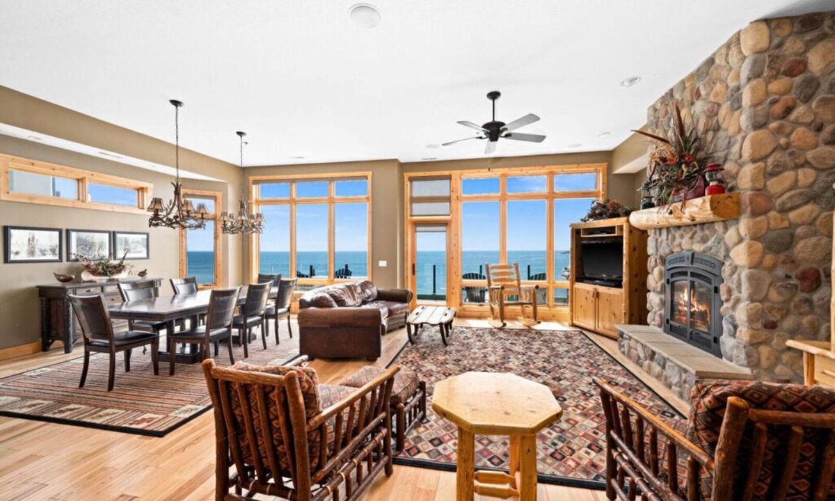 Two Harbors Condo | Lakeview 5 bedroom Executive Suite