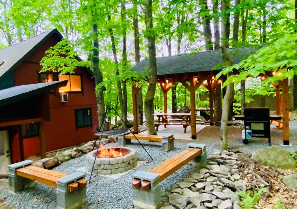 Hamlin House | Lakeview Cabin in The Hideout