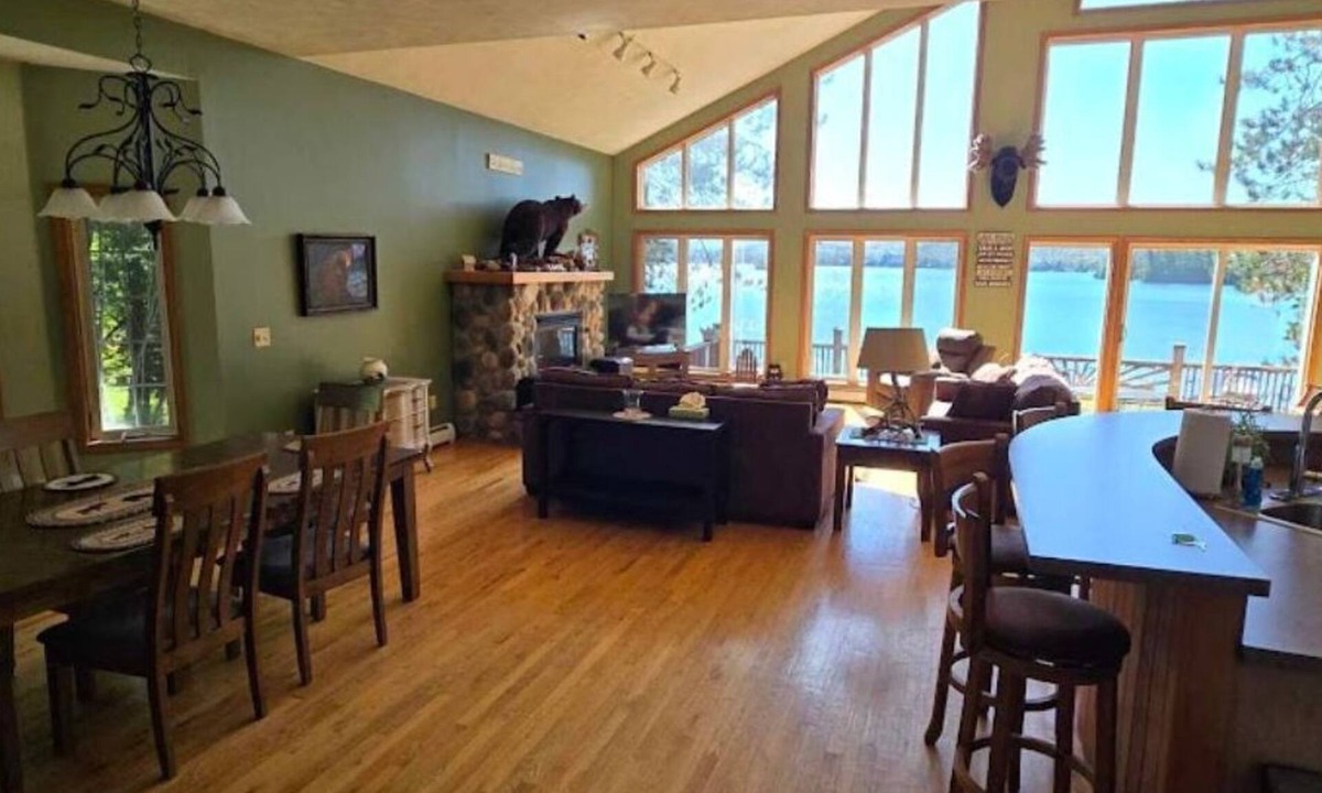 Town of Webb Ski Chalet | Lakeview Chalet @ Beachfront Eagle Bay Village