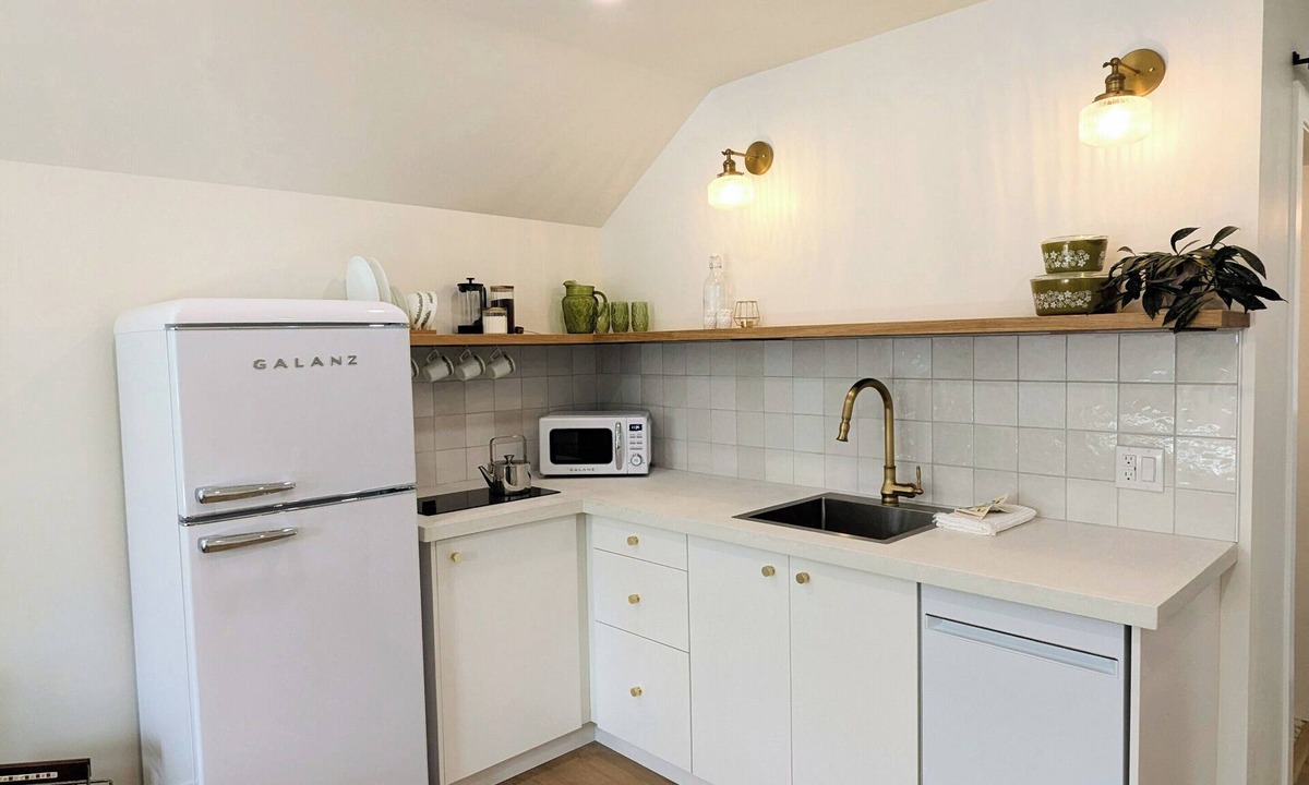 Regina Apartment | Lakeview Coach House. Cozy, private, studio laneway suite with private parking.