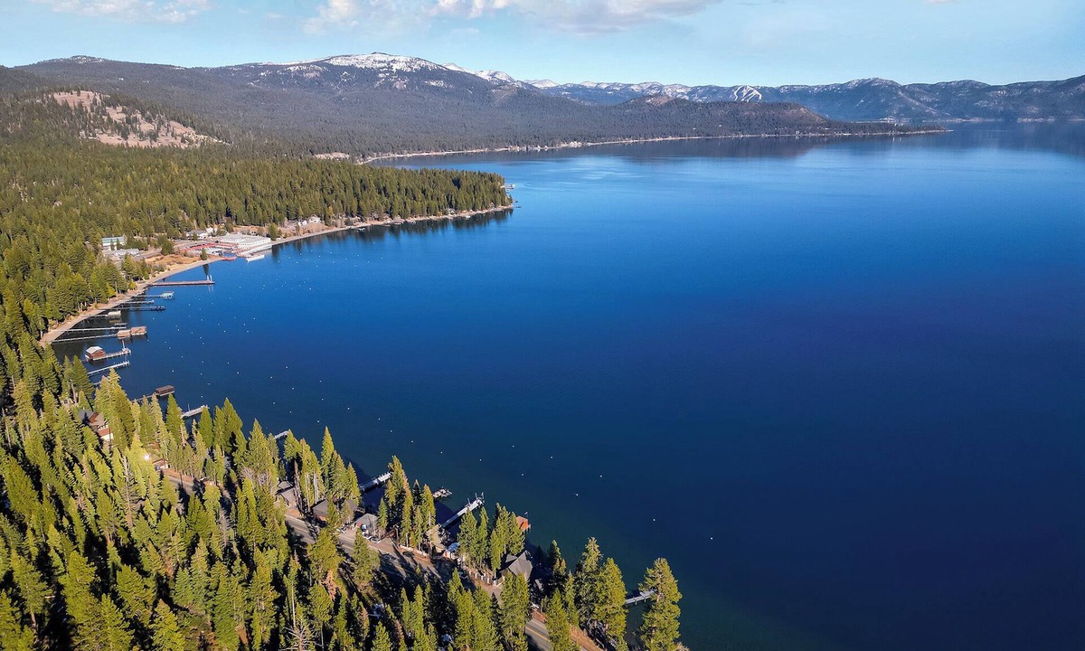 Ridgewood House | Lakeview Hideaway – 3 BDR for 8 in Incredible Location w/Private Hot Tub!