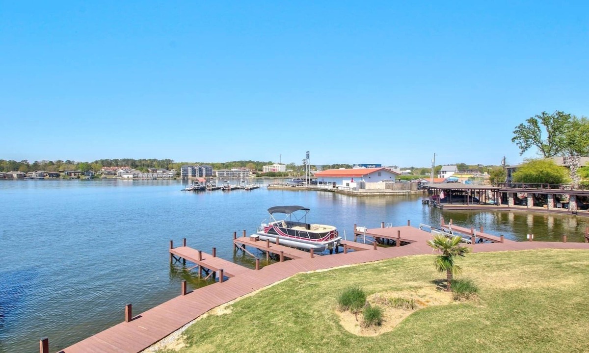 Lake Hamilton Apartment | Lakeview Luxury: Jetted Tub, Dock, Fireplace