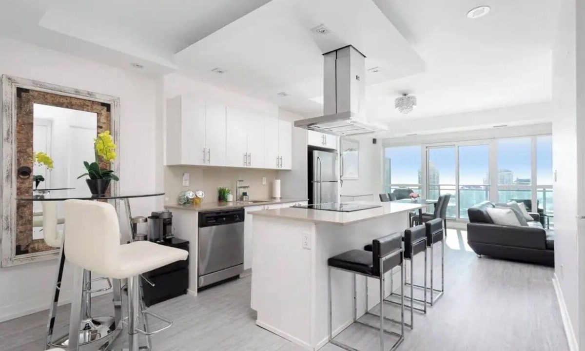 Mimico Condo | LakeView Oasis