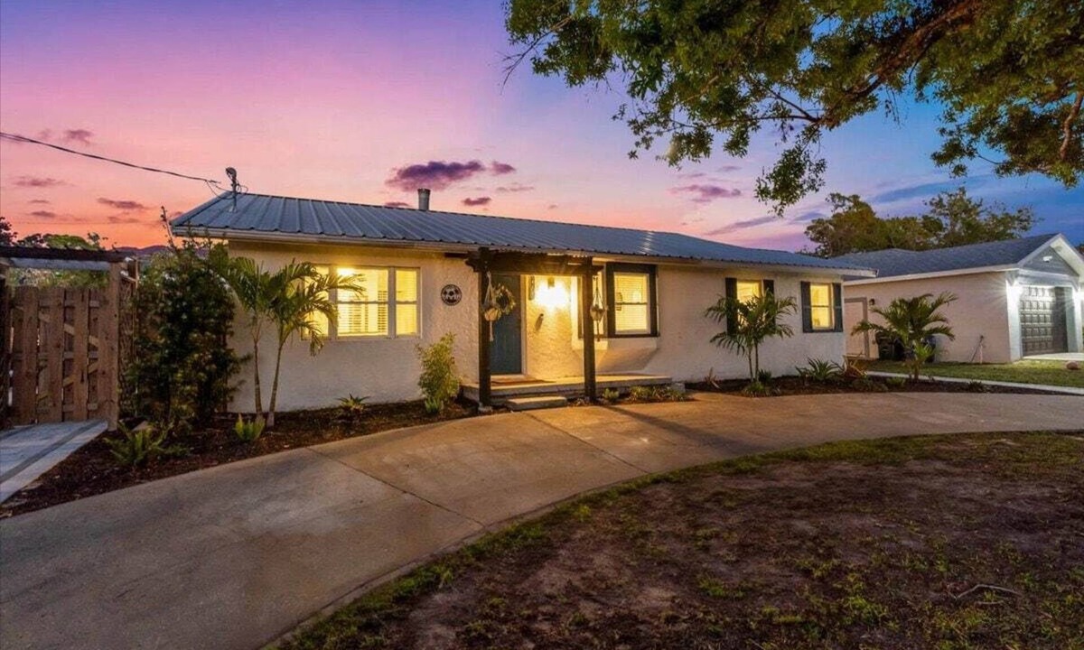 Pinecraft House | Lakeview Oasis | Lake Front w/Outdoor Dining!