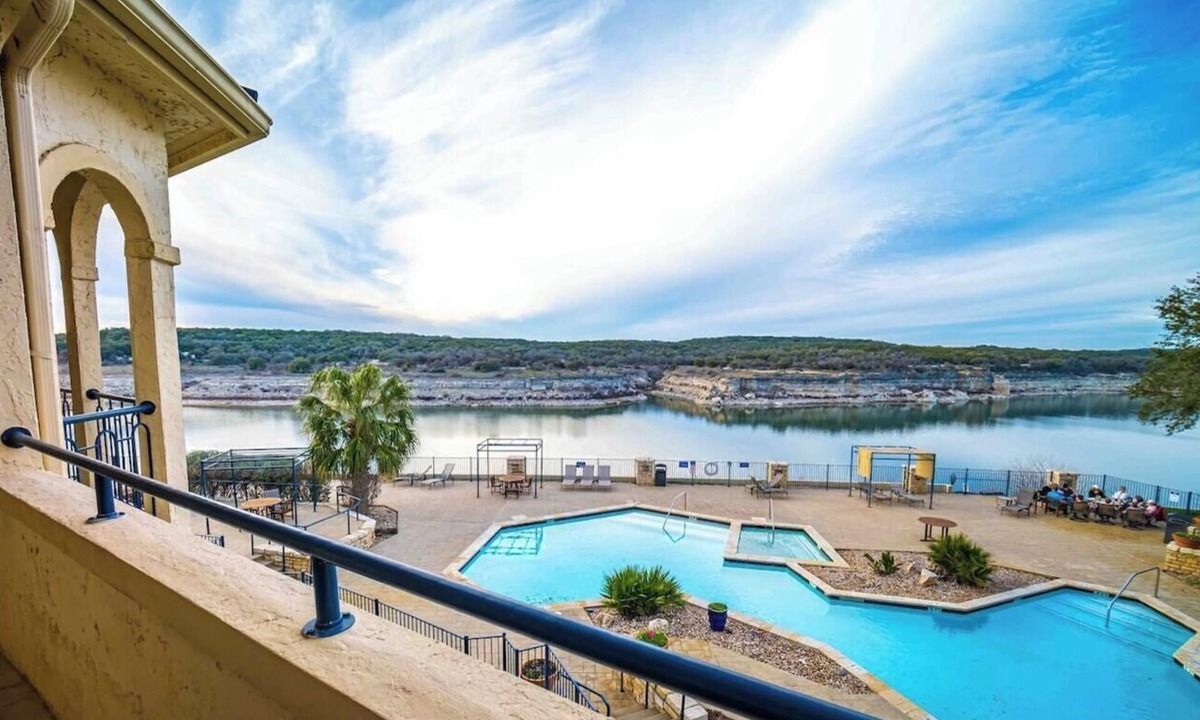 Highland Lake Estates Condo | Lakeview & Pool View on an Island with Sauna & Spa