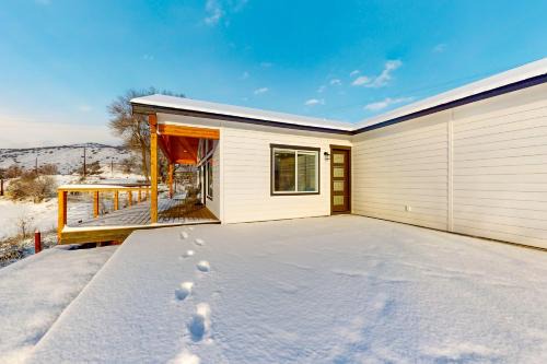 Manson House | Lakeview Retreat