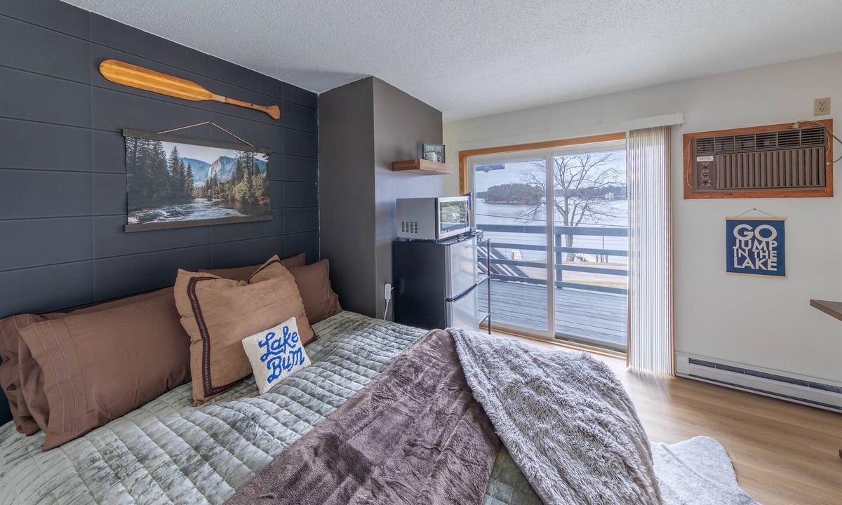 Minocqua Condo | Lakeview Stay - Walk to Town & Dock Access