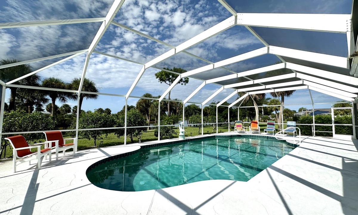 Broadmoor House | Lakeview Villa – Heated Pool, South-Facing Lakefront, Winter Sun & Golf!