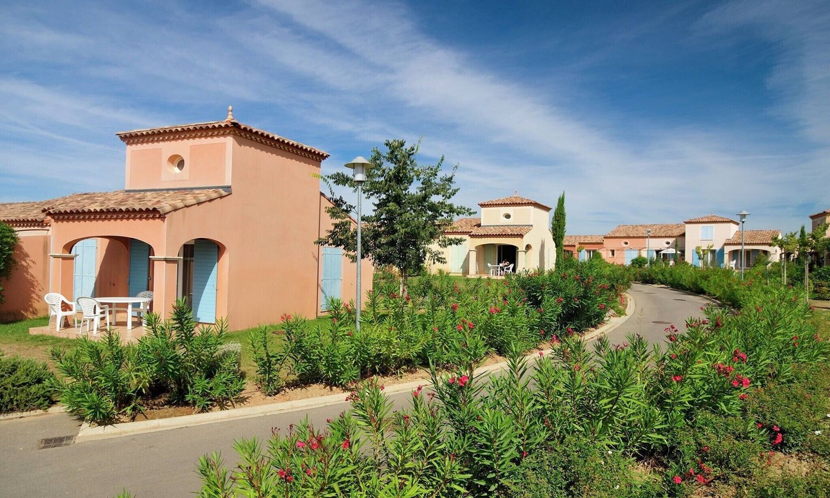 Homps House | Lakeview Villa with Garden