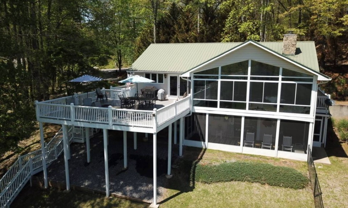 Young Harris Cabin | Lakeview Vista