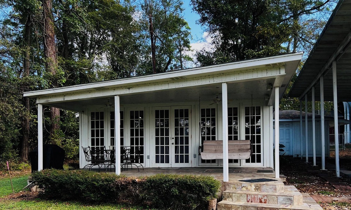 Lake Houston House | Lakeview, WiFi, grill, boat ramp access and AC on Lake Houston for 165 a night!
