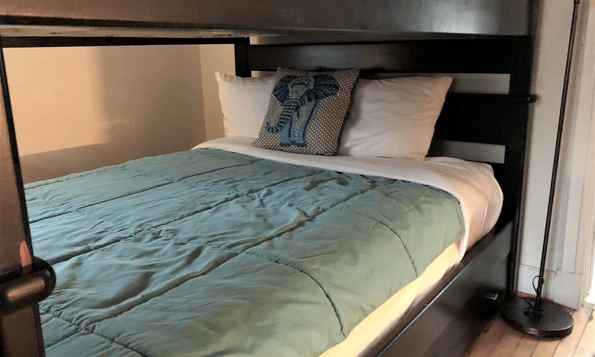 Lakewood Hills House | LAKEWOOD GUEST HOUSE (Studio Garage Apartment)