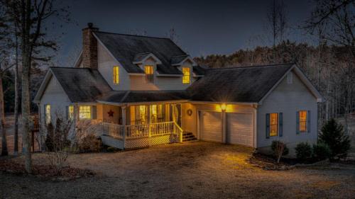 Blairsville House | Lakin' Memories