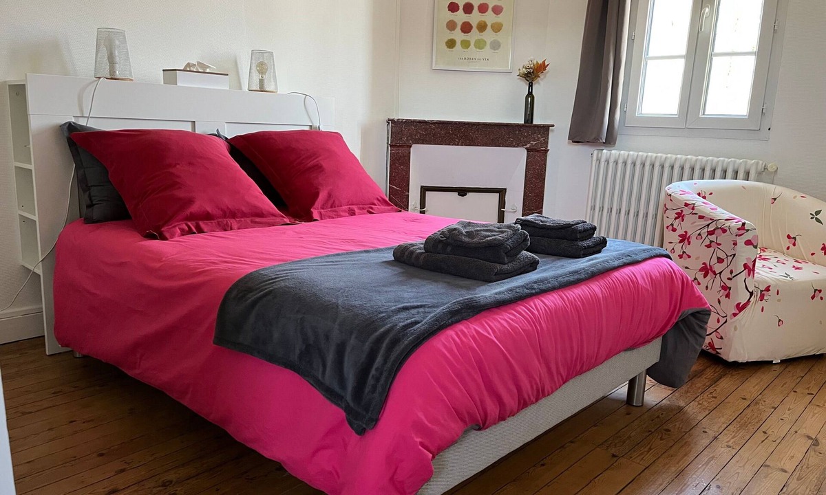 Saint-Denis-de-Pile Bed & Breakfast | Lalande de Pomerol Guest Room with Shared Terrace, Garden, and Wi-Fi