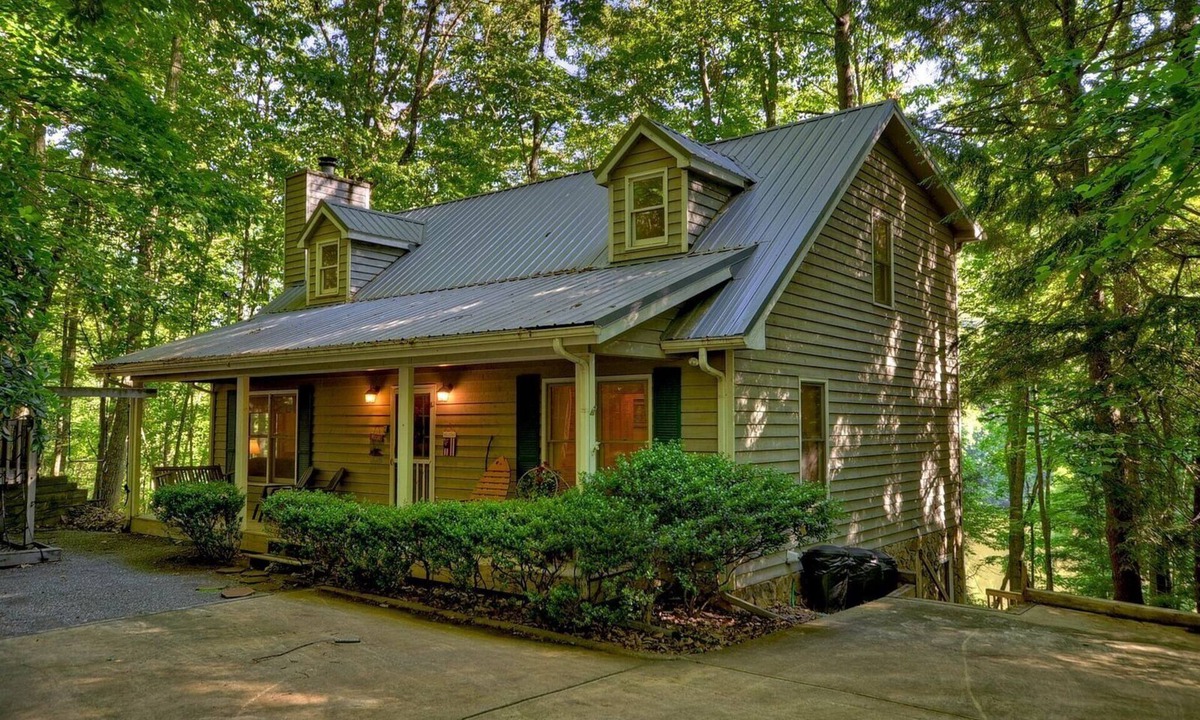 Walnut Mountain Cabin | Lallybroch on the Lake