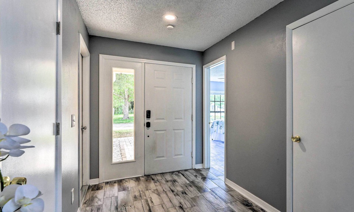 Trailer Estates Cottage | Lanai & Pond at Tranquil Bradenton Retreat!