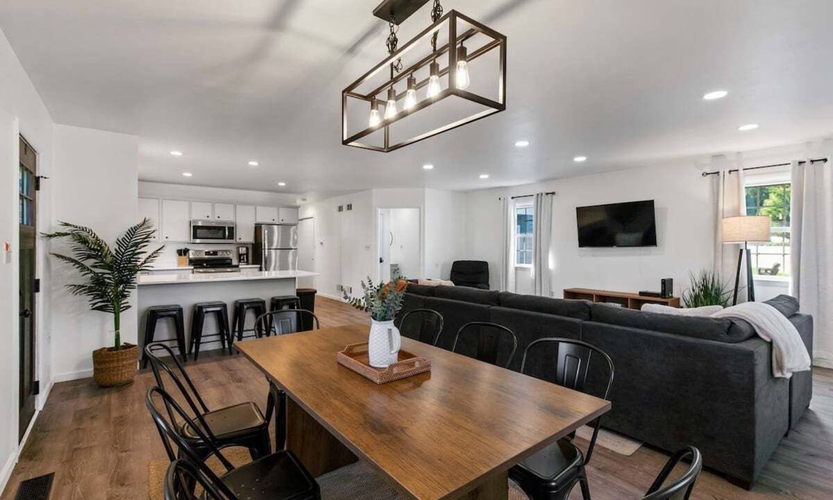 Witmer House | Lancaster Abode-5 mins to RT30, indoor fireplace