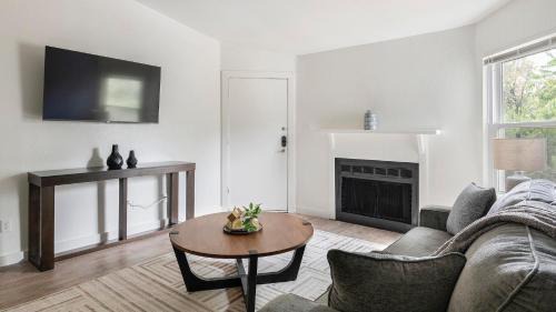DeSoto Apartment | Landing Amazing 1BD Pool Tennis Court