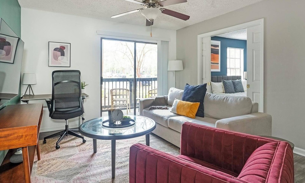 Sunbeam Apartment | Landing | Amazing 2BD, Courtyard, Gym