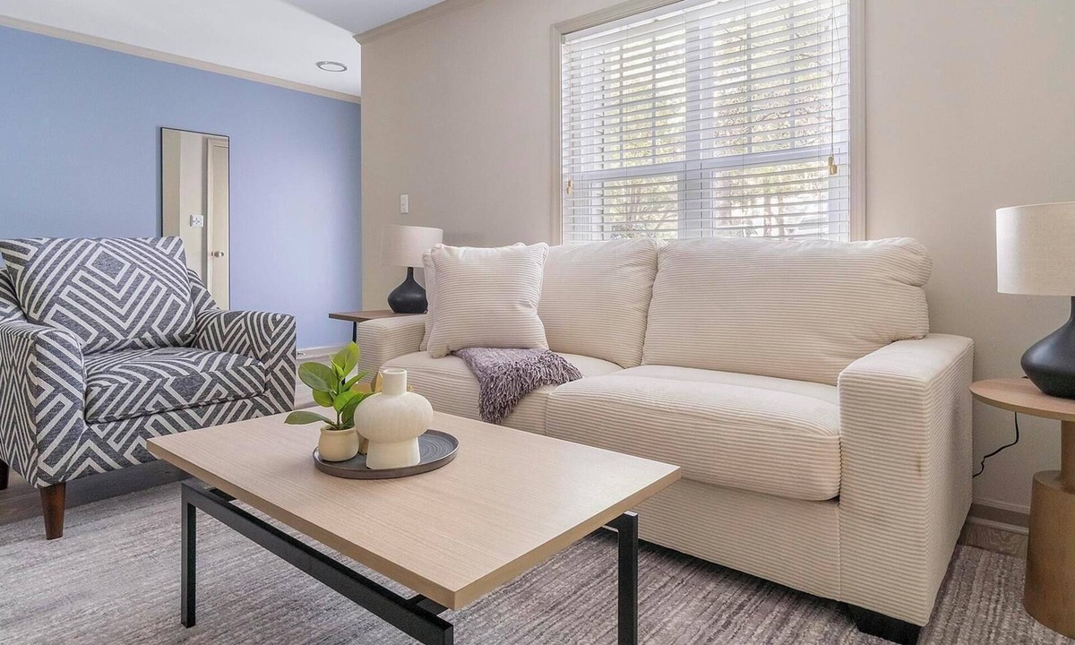 Crabtree Apartment | Landing | Amazing 2BD, Gym, Tennis Court