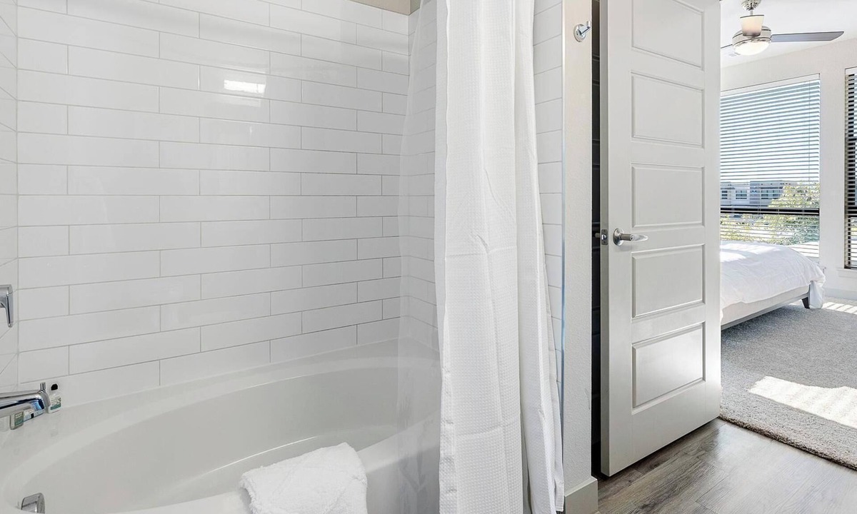 Red Oak Apartment | Landing | Amazing 2BD, Gym