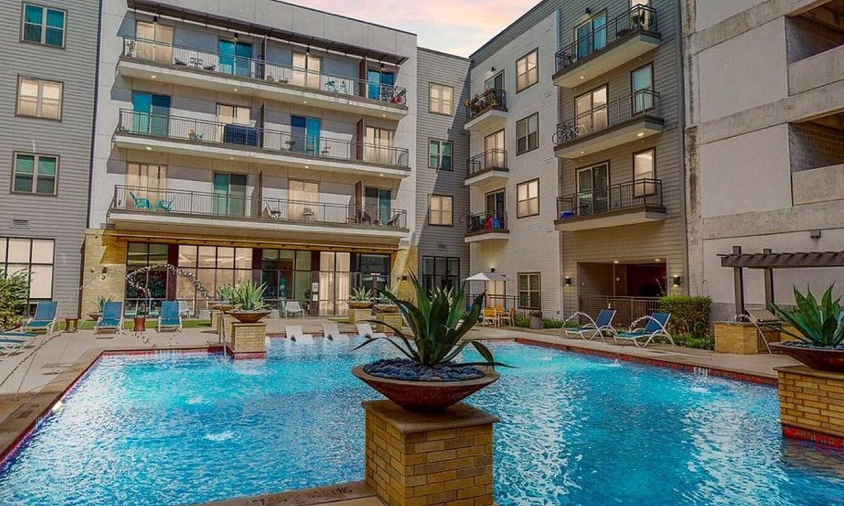 Near East Side Apartment | Landing at Rivera on Broadway - 1 Bedroom in Downtown