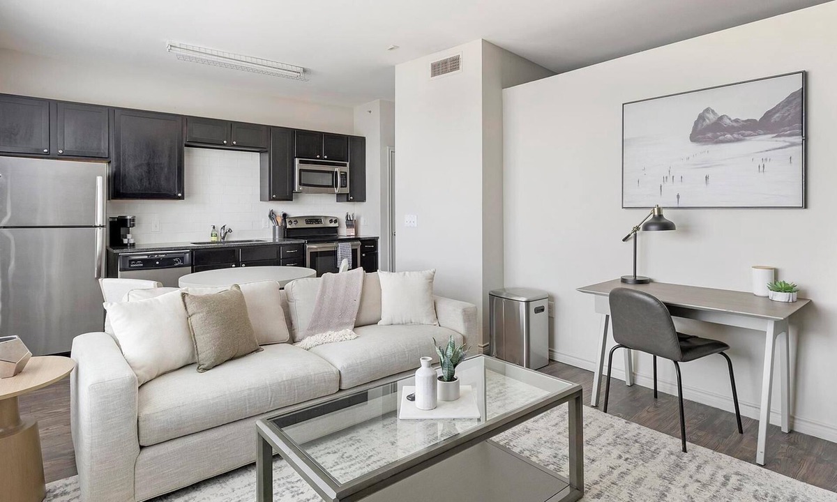 West Dallas Apartment | Landing | Beautiful 1BD, Gym, Pool