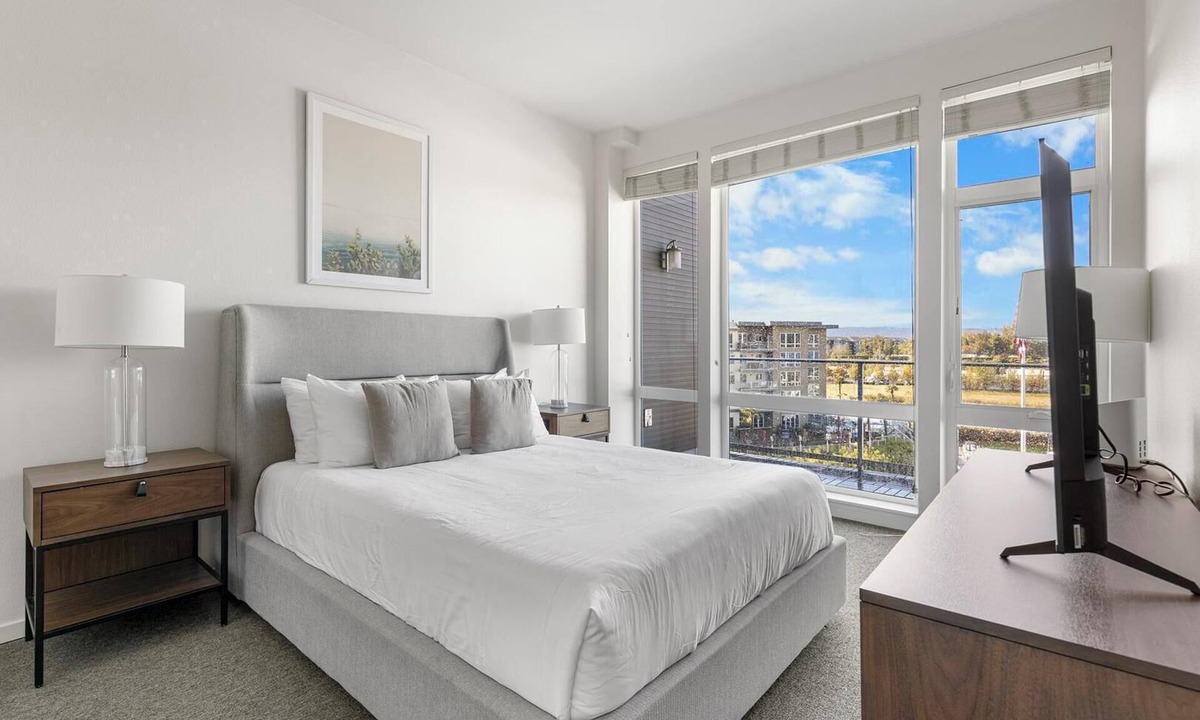 Hayden Island Apartment | Landing | Beautiful 1BD, Courtyard, Gym