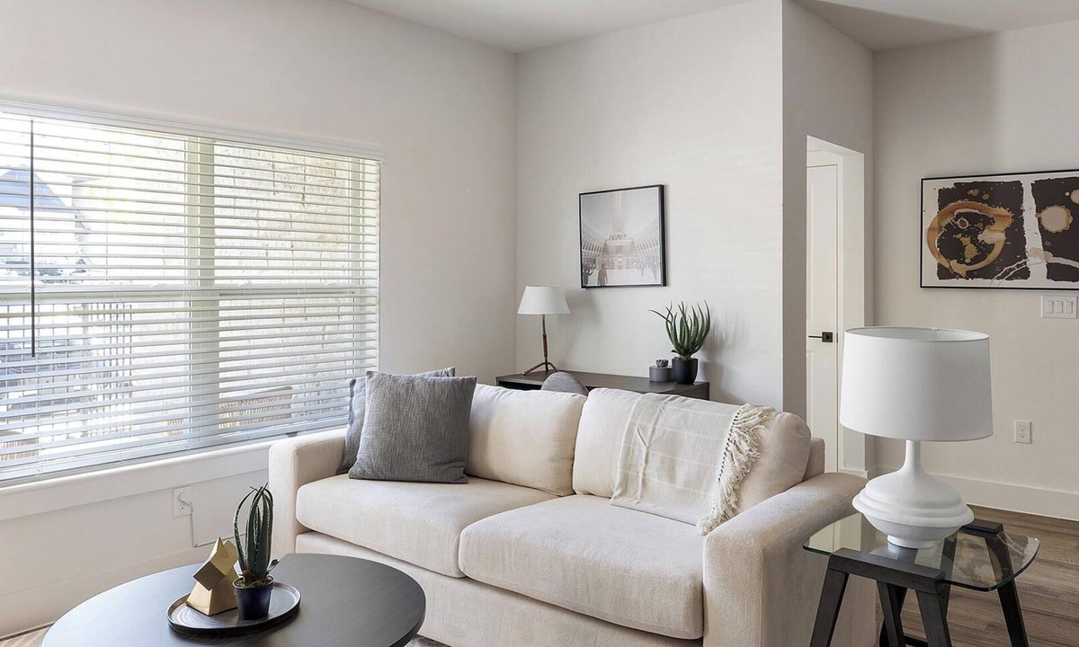 Venus Apartment | Landing | Beautiful 2BD, Clubhouse, Pool