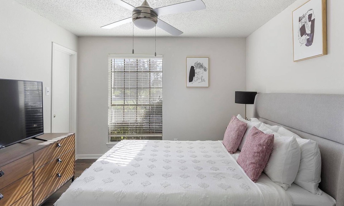 Denton Apartment | Landing | Beautiful 2BD, Gym, Courtyard