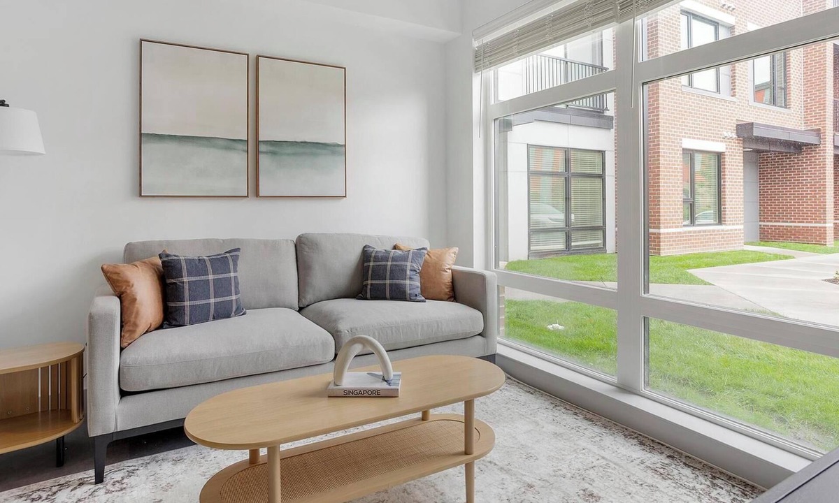 Richmond Apartment | Landing | Beautiful Studio, Gym, Pool