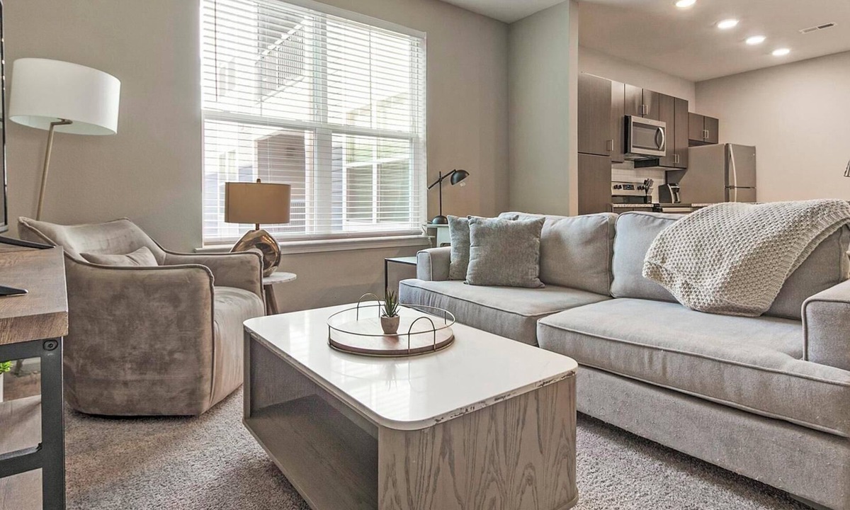 Chesterfield Apartment | Landing | Chic 1BD, Gym, Pool