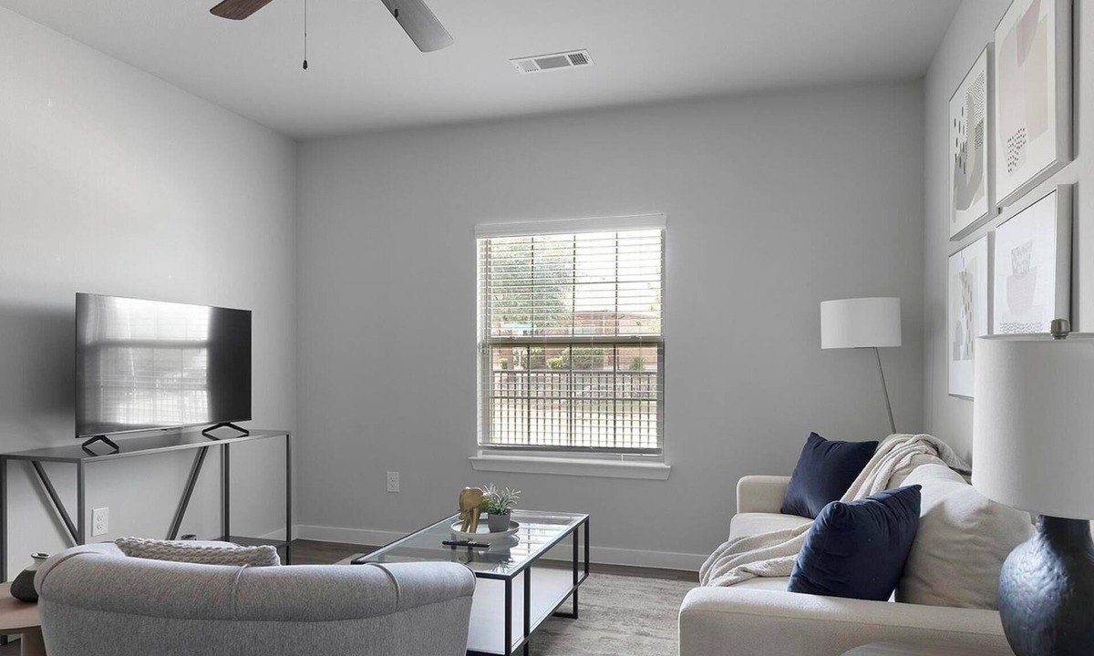 Dallas Apartment | Landing | Chic 1BD, Gym, Pool