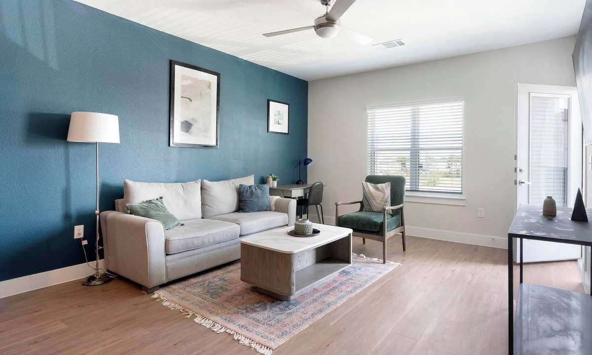 Seguin Apartment | Landing | Chic 1BD, Gym, Pool