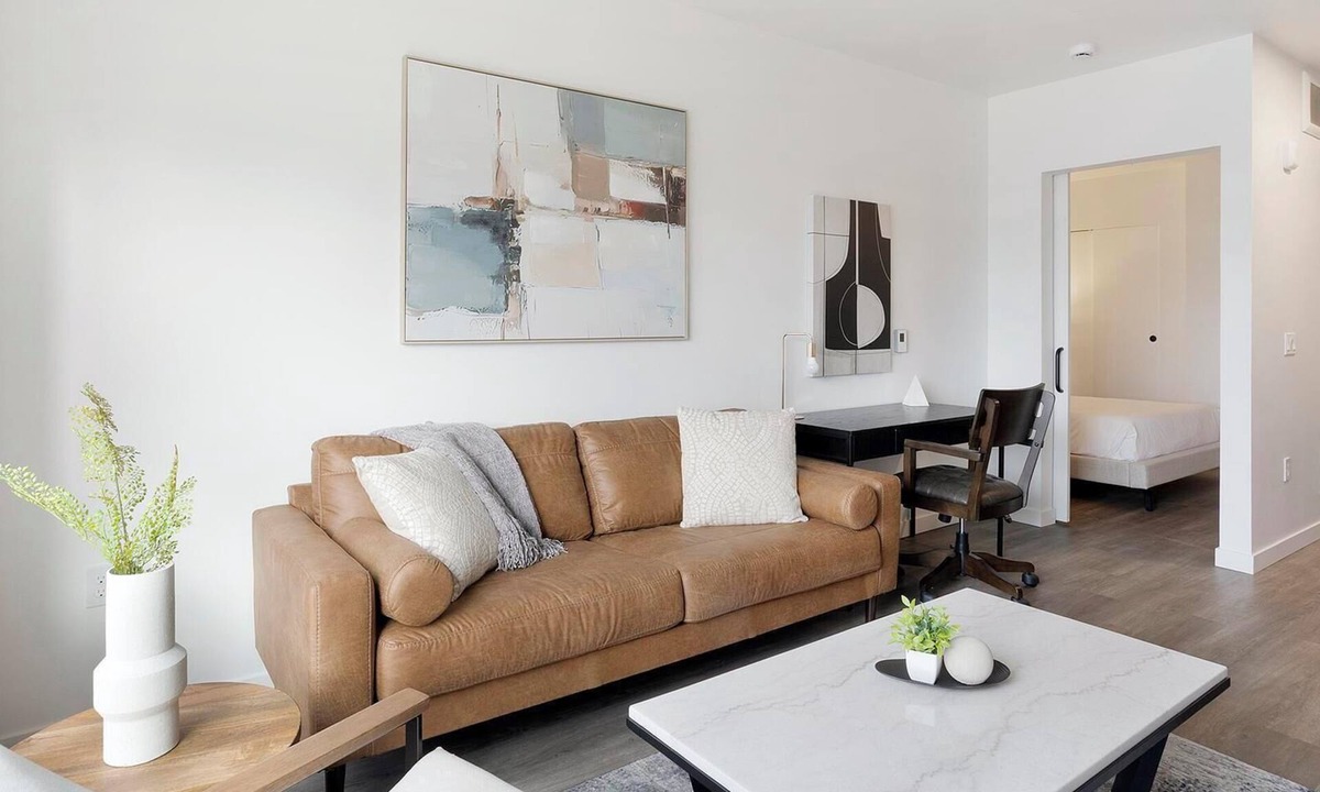 Crown Hill Apartment | Landing | Chic 1BD, Gym