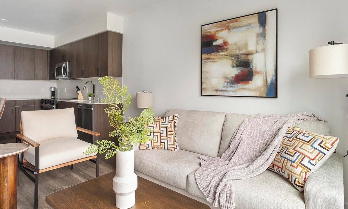 Crown Hill Apartment | Landing | Chic 1BD, Gym